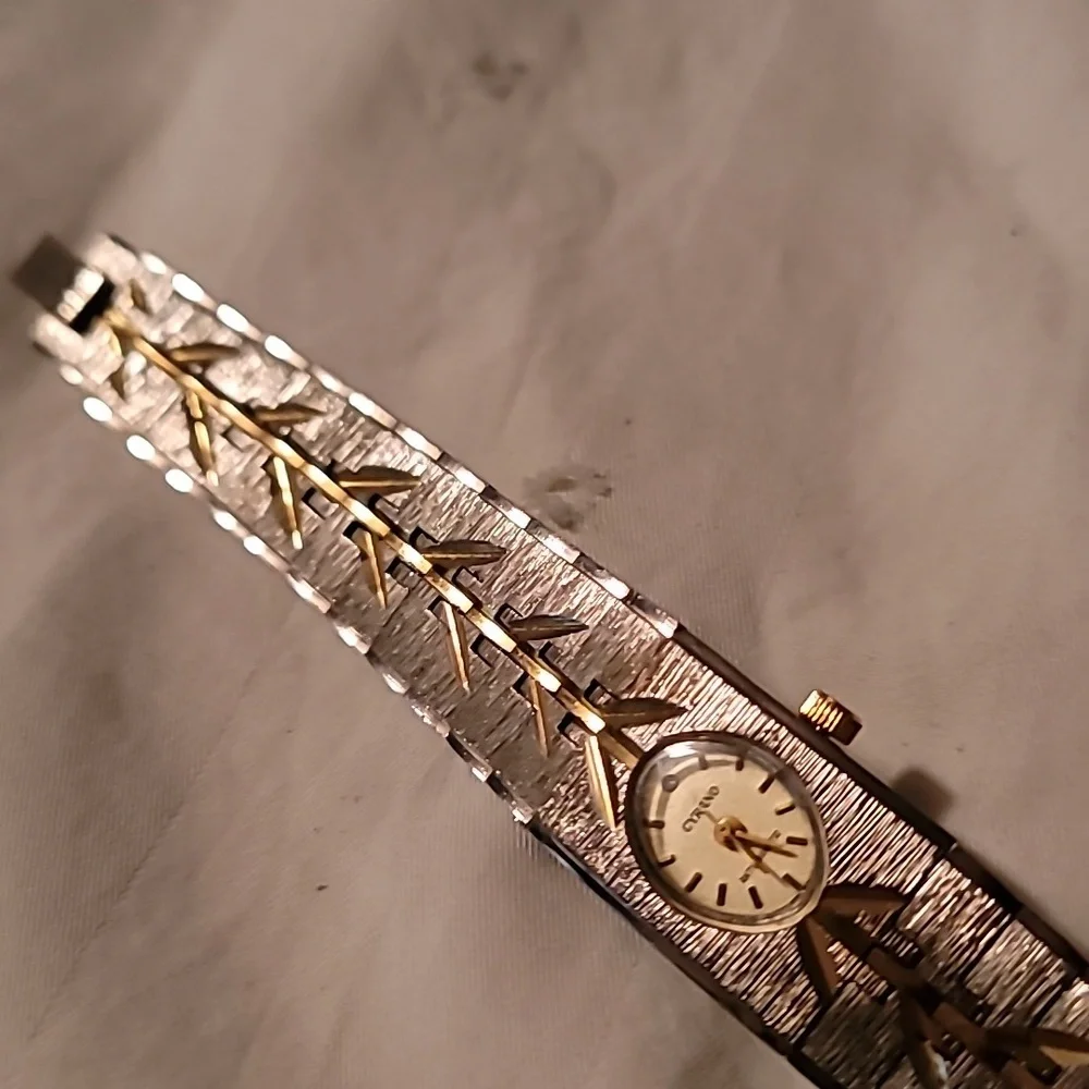 Vintage Cyrano‎ Silver & Gold Tone Leaf Pattern Manual Mechanical Wind-Up Watch